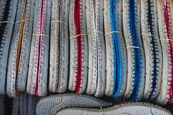 Comment réparer ses chaussures abîmées avec la broderie ?