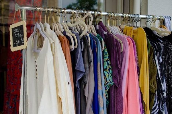 Comment reconnaître un vêtement vintage brodé authentique ?